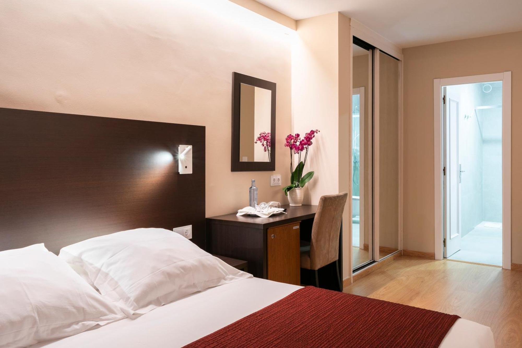 Hotel Santiago Apostol ซานติอาโก เด กอมโปสเตลา ภายนอก รูปภาพ