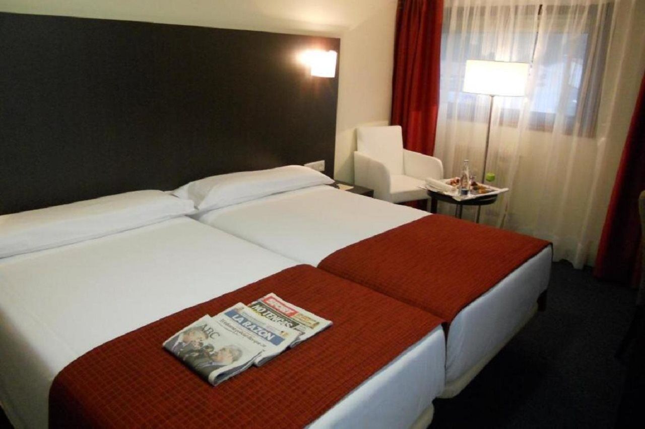 Hotel Santiago Apostol ซานติอาโก เด กอมโปสเตลา ภายนอก รูปภาพ