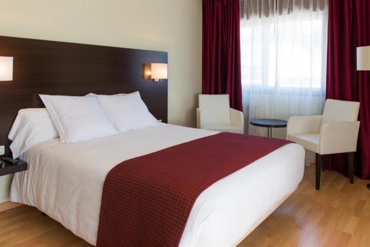 Hotel Santiago Apostol ซานติอาโก เด กอมโปสเตลา ภายนอก รูปภาพ